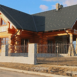 Clôture forgée pour chalet en rondins - Babièka - portail et clôture forgés à la main Clôture forgée pour chalet en rondins - Babièka - portail et clôture forgés à la main