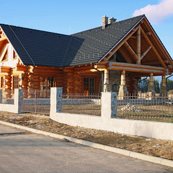 Clôture forgée pour une cabane en rondins - Grand-mère - portail et clôture forgés à la main Clôture forgée pour une cabane en rondins - Grand-mère - portail et clôture forgés à la main