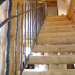 Rampe forgée pour escaliers en rondins dans le style vintage - rampe intérieure Rampe forgée pour escaliers en rondins dans le style vintage - rampe intérieure