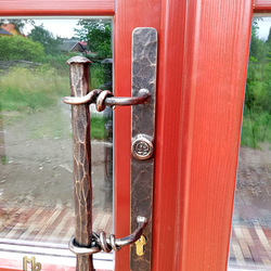 Poigne en fer forg à la main sur la porte d'entre avec le logo UKOVMI