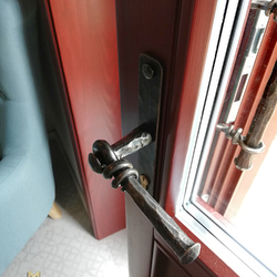 Poigne artistique en fer forg faite à la main de UKOVMI sur la porte d'entre d'une maison familiale
