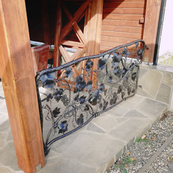 Balustrade artistique forgée à la main dans l'extérieur d'une maison familiale - balustrade luxueuse dans un pavillon Balustrade artistique forgée à la main dans l'extérieur d'une maison familiale - balustrade luxueuse dans un pavillon