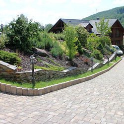 Eclairage du jardin par des luminaires en fer forg Klasik  lampadaires haut de gamme à lextrieur de la maison familiale