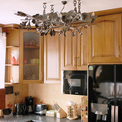 Lustre de luxe intérieur avec motif de chêne - lustre forgé à la main Lustre de luxe intérieur avec motif de chêne - lustre forgé à la main