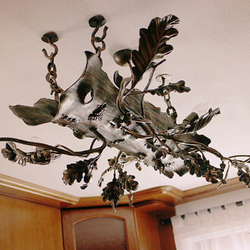 Chandelier artistique dans la cuisine d'une maison familiale - éclairage forgé Chêne Chandelier artistique dans la cuisine d'une maison familiale - éclairage forgé Chêne