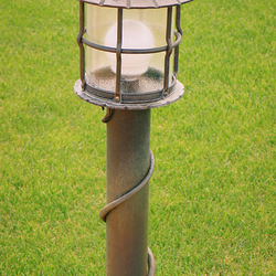 Handgeschmiedete Stndelampe im Garten von UKOVMI