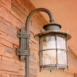 Geschmiedete Seitenbeleuchtung mit Glas auf einem Einfamilienhaus - Auenlampe