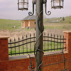 Extérieur forgé d'une maison familiale - clôture, éclairages, banc Extérieur forgé d'une maison familiale - clôture, éclairages, banc