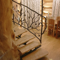 Garde-corps exclusif dans l'intérieur d'un chalet avec un motif forestier - design de luxe. Garde-corps exclusif dans l'intérieur d'un chalet avec un motif forestier - design de luxe.