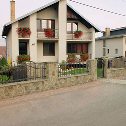 Clôture forgée et rampes de balcon pour maison familiale Clôture forgée et rampes de balcon pour maison familiale