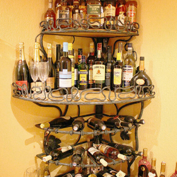 Étagère forgée à la main pour distillats – Mobilier de luxe Étagère forgée à la main pour distillats – Mobilier de luxe