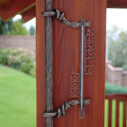 Geschmiedeter Thermometer in einer Laube