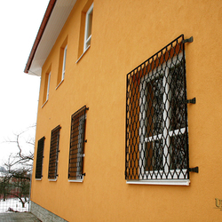 Geschmiedete Gitter in hoher Qualitt, hergestellt von Kunstschmieden fr ein medizinisches Zentrum