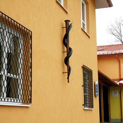 Geschmiedete Arbeiten in einem Gesundheits-zentrum in Levoa  Trgitter, Fenstergitter und geschmiedete medizinische Symbole