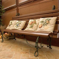 Banc forgé exceptionnel sur la terrasse près de la piscine - mobilier forgé Banc forgé exceptionnel sur la terrasse près de la piscine - mobilier forgé