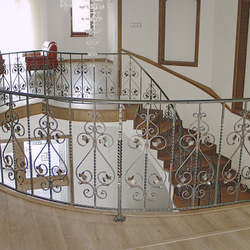 Balustrade et garde-corps d'escalier courbe en fer forg dans une demeure de prestige. 