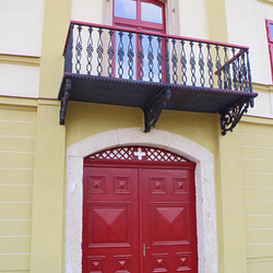 Nachbildung des historischen Geländers auf dem Balkon eines Bürgerhauses aus dem 16. Jahrhundert Nachbildung des historischen Geländers auf dem Balkon eines Bürgerhauses aus dem 16. Jahrhundert