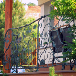 Garde-corps artistique pour la terrasse d'une maison familiale - garde-corps extérieur Garde-corps artistique pour la terrasse d'une maison familiale - garde-corps extérieur