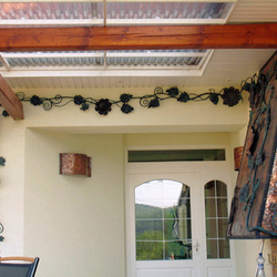 Tournesol exclusif en métal comme décoration pour un foyer extérieur + luminaires forgés Tournesol exclusif en métal comme décoration pour un foyer extérieur + luminaires forgés