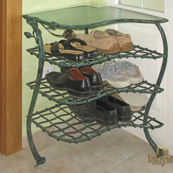 Meuble à chaussures rustique avec motif romantique - mobilier forgé Meuble à chaussures rustique avec motif romantique - mobilier forgé
