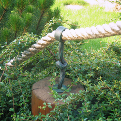 Porte-corde forgé à la main dans le jardin d'une maison familiale Porte-corde forgé à la main dans le jardin d'une maison familiale