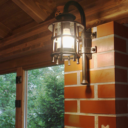 Luminaire d’extérieur Klasik parfait pour éclairer les extérieurs des bâtisses tels que les terrasses, les venues ou les allées
