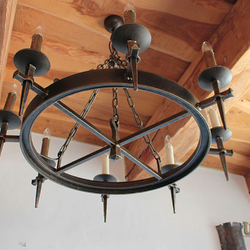 Suspension artisanale – chandelier en fer forgé, fait à la main au design ancien pour les intérieurs de bâtiments de l’époque ancien 