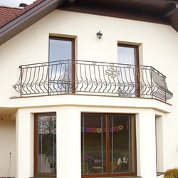 Balustrade forgée sur le balcon d'une maison familiale - balustrade de qualité, traitée pour l'extérieur Balustrade forgée sur le balcon d'une maison familiale - balustrade de qualité, traitée pour l'extérieur