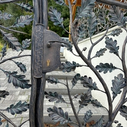 Dtail dun portillon forg avec des branches de chêne  clture design