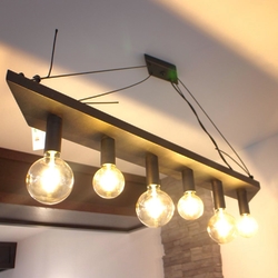 Suspension stylée en forme de rhomboïde - lustre d’intérieur en fer forgé avec les ampoules retro
