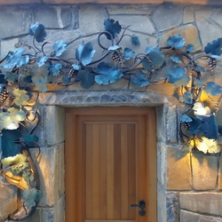 Luminaire vigne conçu et fabriqué artisanalement à UKOVMI pour une cave à vin Luminaire vigne conçu et fabriqué artisanalement à UKOVMI pour une cave à vin