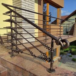 Balustrade moderne forgée à la main fabriquée pour une maison familiale dans l'ouest de la Slovaquie Balustrade moderne forgée à la main fabriquée pour une maison familiale dans l'ouest de la Slovaquie