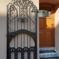Restauration de grille historique sur la porte d'un btiment historique dans le centre de Presov, Slovaquie