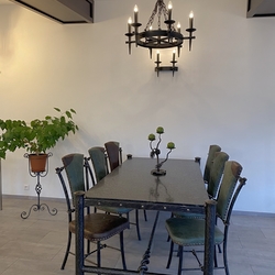 Design intrieur historique  luminaires, table et chaises de luxe, bougeoir
