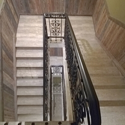 Blick auf das Treppengelnder von oben  schmiedeeisernes Gelnder im Interieur der Pension