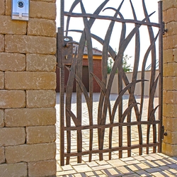 Portillon d'entre en fer forg en fonction de style de la maison. Ouvre artisanal forg à chaud.