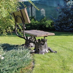 Banc de jardin en fer forg. Quand la ferronnerie d'art symbiose avec la nature.