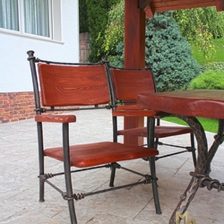 Schmiedeeiserner Stuhl – luxuriöser Stuhl in einer Laube Schmiedeeiserner Stuhl – luxuriöser Stuhl in einer Laube