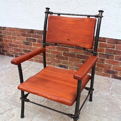 Chaise artisanale en fer forgé et bois. Fait sur mesur pour extérieur de la maison familiale.