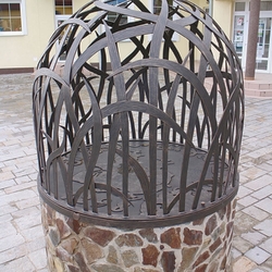 Dme forg pour puits avec motif d'herbe