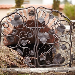 Porte forgée de luxe à l'entrée de la cave à vin - petite porte artistique forgée à la main en forme de vigne Porte forgée de luxe à l'entrée de la cave à vin - petite porte artistique forgée à la main en forme de vigne