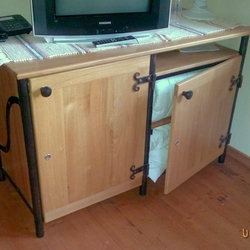 Commode en fer forgé avec bois de chêne – mobilier design fabriqué pour la pension Commode en fer forgé avec bois de chêne – mobilier design fabriqué pour la pension