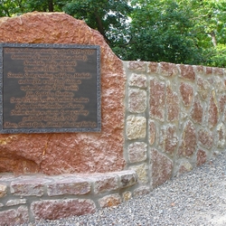 Plaque commmorative en fer forg au lieu de pèlerinage de Butkov, en Slovaquie