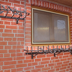 A wrought iron flower stand - Oak motif - made in artistic blacksmithing UKOVMI A wrought iron flower stand - Oak motif - made in artistic blacksmithing UKOVMI