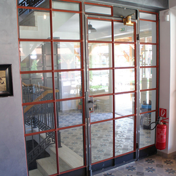Portes mtalliques compltant le design intrieur global