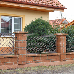 Schmiedeeiserne Umzäunung eines Einfamilienhauses – moderner Zaun