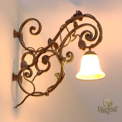 Applique mural en fer forg. Luminaire dintrieur artisanal, style rustique, motif rosier.