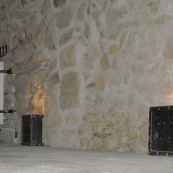 Luminaire en fer forg dans une cave  vin