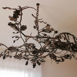 Lustre en fer forg travaill à la main - luminaire en forme de la branche de chêne.