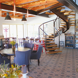 Équipement métallique d'un restaurant dans le style industriel Équipement métallique d'un restaurant dans le style industriel